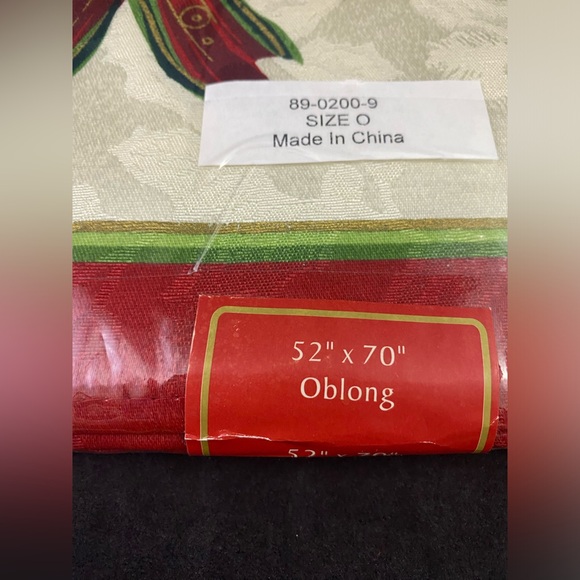NIP Fabric Printed Tablecloth Benson Mills Christmas Ribbons 52 x 70" Oblong - Picture 6 of 7